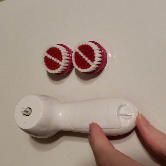 NWOT Facial Cleansing Brush - Electric Facial Exfoliating Massage Brush - Picture 2 of 7